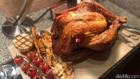 Salah satu menu utama pada makan malam Natal kali ada Christmas Turkey, disajikan dengan berbagai sayur pelengkap yang menggugah selera. Foto: detikFood