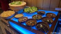 Di bagian Antipasti Bar, para tamu bisa buat salad sendiri sesuai selera. Tersedia juga caesar salad yang bisa diambil langsung. Foto: detikFood
