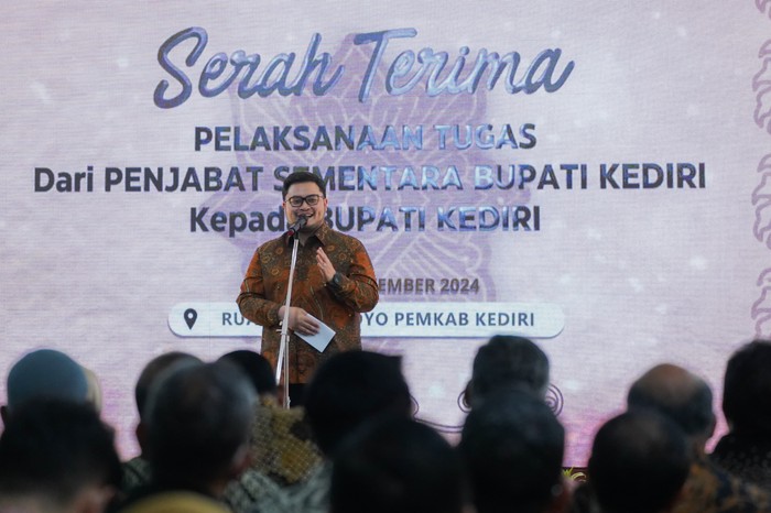 Setelah dua bulan cuti masa kampanye, Bupati Kediri Hanindhito Himawan Pramana dan Wakil Bupati Dewi Mariya Ulfa menerima kembali pelaksanaan tugas bupati dari Pejabat Sementara (Pjs) Bupati Kediri Heru Wahono Santoso di Ruang Joyoboyo Pemkab Kediri, beberapa Waktu lalu.