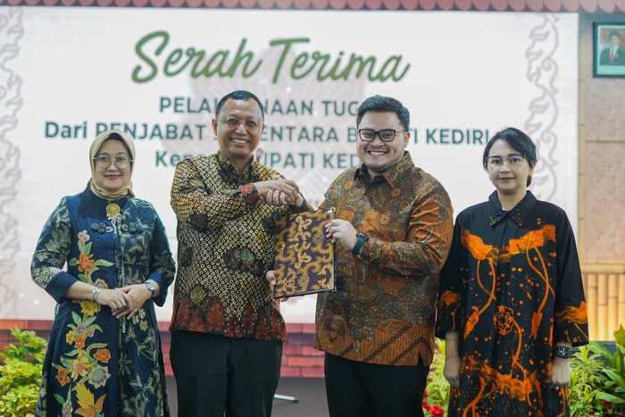 Setelah dua bulan cuti masa kampanye, Bupati Kediri Hanindhito Himawan Pramana dan Wakil Bupati Dewi Mariya Ulfa menerima kembali pelaksanaan tugas bupati dari Pejabat Sementara (Pjs) Bupati Kediri Heru Wahono Santoso di Ruang Joyoboyo Pemkab Kediri, beberapa Waktu lalu.