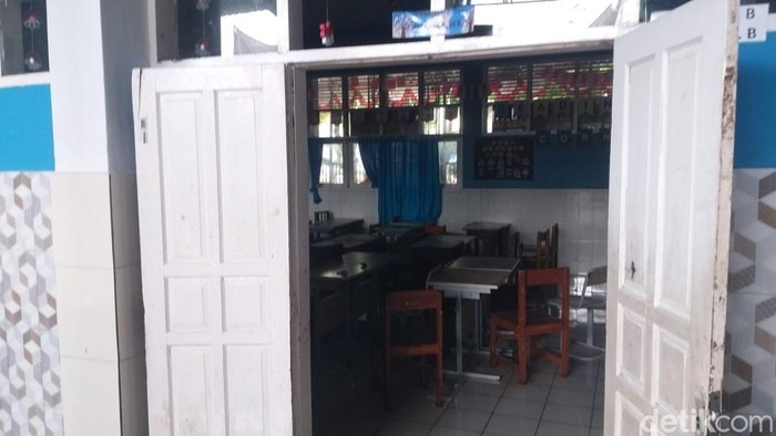Siswa SMP Negeri 22 Makassar dipulangkan imbas sekolah terdampak banjir.