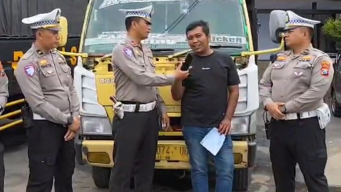 Subandi, sopir truk ugal-ugalan di Lumajang saat diamankan polisi