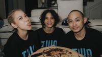 Ternyata kue ulang tahun Tiko buatan BCL ini laku keras! Sembari berpose melet dan senyum, Tiko, istri, dan anaknya menunjukkan wadah kue yang sudah kosong. Hanya tersisa lumuran cokelatnya. Foto: Instagram @tikoaryawardhana