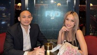 Terlihat lagi momen bahagia ketika pasangan suami-istri itu menikmati fine-dining bersama di sebuah restoran. Sebelum makanan datang, mereka pun mengabadikan momen bahagia ini dulu. Foto: Instagram @tikoaryawardhana