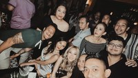 Kali ini pasangan yang menikah tahun lalu itu menunjukkan momen seru saat kumpul bersama teman-temannya di Carta Bar. Tak sekadar kumpul, Tiko, BCL, dan teman-temannya juga memberi kue ulang tahun ke salah satu teman mereka. Foto: Instagram @tikoaryawardhana
