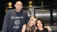 Ketika Noah Sinclair, anak BCL dan Ashraf berulang tahun, Tiko turut merayakannya bersama dengan makan di restoran. Tak hanya itu, Tiko juga memberi kado spesial untuk Noah. Foto: Instagram @tikoaryawardhana
