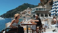 Momen Tiko dan BCL liburan berdua pun dibagikan di Instagram mereka. Bukan Juli lalu, pasangan yang menikah satu tahun itu pergi ke restoran di Positano, Italia untuk menikmati croissant dengan pemandangan laut indah. Foto: Instagram @tikoaryawardhana