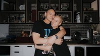 Tiko Aryawardhana, suami dari penyanyi Bunga Citra Lestrai baru saja berulang tahun yang ke-44. Tiko diberi kejutan spesial oleh sang istri, keluarga, dan rekan-rekannya. Foto: Instagram @tikoaryawardhana