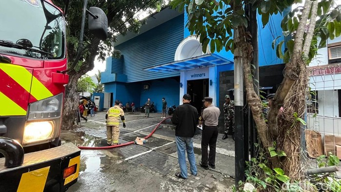 Suara ledakan sempat terdengar di basement gedung di Bulungan, Jaksel. Pasukan Gegana Brimob Polri dikerahkan ke tempat kejadian perkara (TKP). (Rumondang/detikcom)