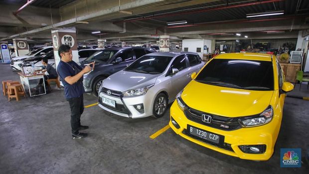 Suasana penjualan mobil bekas yang ditawarkan di ruang pamer Bursa Mobil WTC Mangga Dua, Jakarta, Selasa (10/12/2024). (CNBC Indonesia/Faisal Rahman)