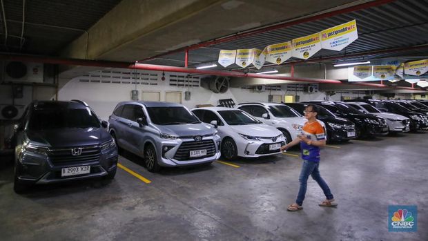 Suasana penjualan mobil bekas yang ditawarkan di ruang pamer Bursa Mobil WTC Mangga Dua, Jakarta, Selasa (10/12/2024). (CNBC Indonesia/Faisal Rahman)