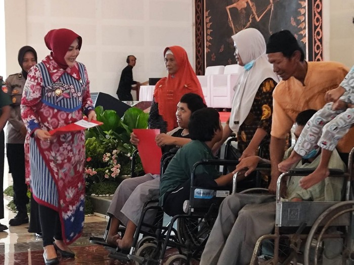 Suasana peringatan Hari Disabilitas Internasional di GBK Klaten