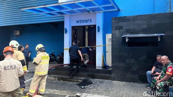Tempat spa di Bulungan digaris polisi. (Rumondang/detikcom)