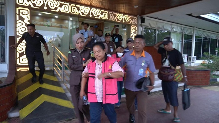 Tersangka korupsi proyek jalan di Bintuni dibawa menuju ke mobil tahanan.