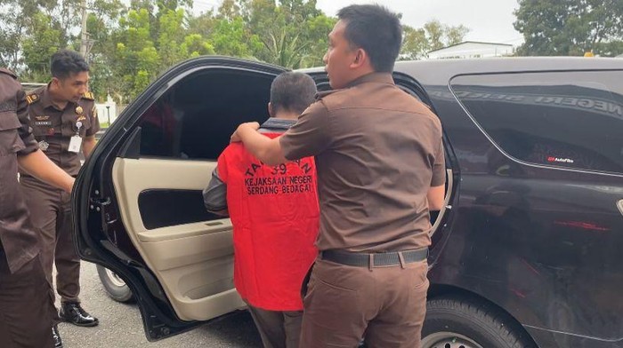 Tersangka S saat dibawa ke lapas. (Dok. Kejari Sergai.)