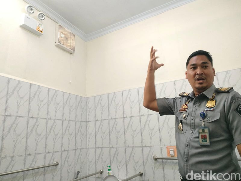 Toilet khusus disabilitas dengan fasilitas lengkap di Kantor Imigrasi Polman.