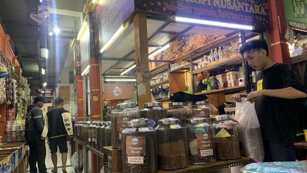 Toko Kopi dan Roastery Legendaris yang Nyempil di Dalam Pasar