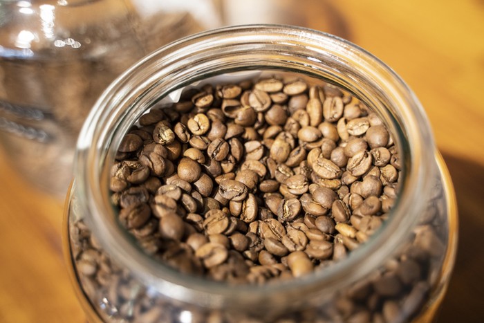 Toko Kopi dan Roastery Legendaris yang Nyempil di Dalam Pasar