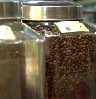 Toko Kopi dan Roastery Legendaris yang Nyempil di Dalam Pasar