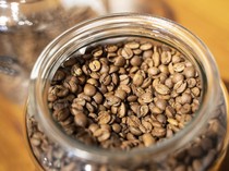 Toko Kopi dan Roastery Legendaris yang Nyempil di Dalam Pasar