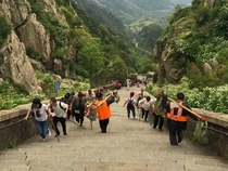 Turis China Cari Teman Mendaki, Makin Cakep, Makin Tinggi Pula Bayarannya