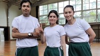 Turis dapat memilih untuk mengenakan seragam mirip pelaut Jepang klasik atau jas untuk upacara pembukaan. Mereka kemudian ditempatkan di ruang kelas yang berbeda dan berlatih kaligrafi di kelas bahasa Jepang.