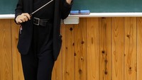 Sebelum meninggalkan sekolah, peserta berpartisipasi dalam pembersihan kelas, bagian integral dari sistem pendidikan Jepang yang mengajarkan keterampilan membersihkan, mempromosikan kerja sama tim, dan menanamkan rasa tanggung jawab. Di akhir hari sekolah, pengunjung menerima sertifikat kelulusan.