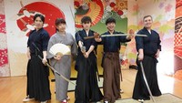 Selain itu, turis dapat mengenakan kimono tradisional, belajar menggunakan katana, atau berpartisipasi dalam tarian tradisional Jepang.