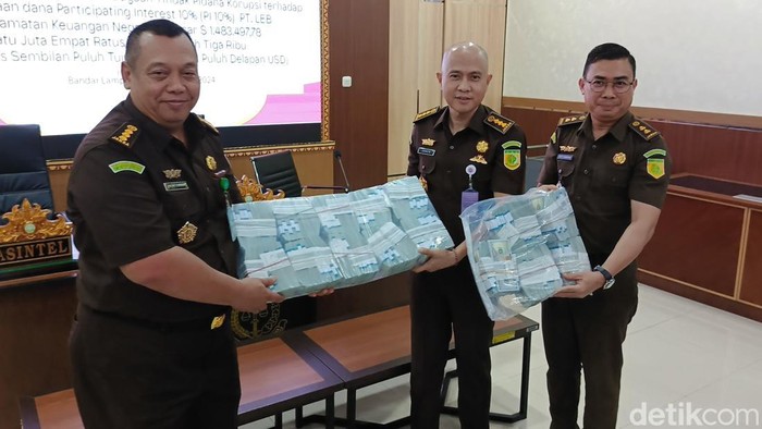 Uang tunai 1.483.497,78 US Dollar atau senilai Rp 23.559.799.118 disita dan dibekukan oleh Kejati Lampung