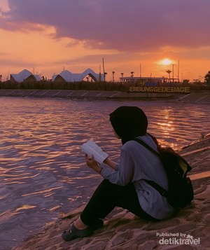 Syahdunya Senja di Danau Al Jabbar