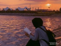 Syahdunya Senja di Danau Al Jabbar