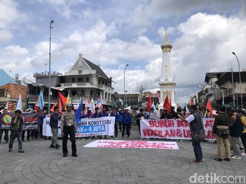 Aksi massa buruh di kawasan Tugu Pal Putih Jogja, Selasa (10/12/2024).