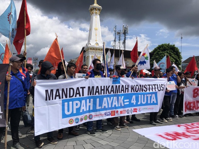 Aksi massa buruh di kawasan Tugu Pal Putih Jogja, Selasa (10/12/2024).