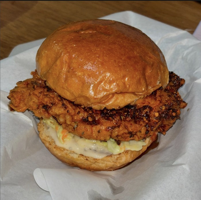 Unik! Sensasi Makan Burger Juicy di Rumah Tradisional Warga Bali