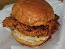 Unik! Sensasi Makan Burger Juicy di Rumah Tradisional Warga Bali