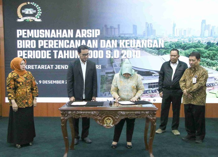Unit Kearsipan Sekretariat Jenderal MPR RI menggelar kegiatan penyusutan arsip dengan cara pemusnahan arsip.