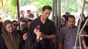 Tangis Pilu Ussy Sulistiawaty Ditinggal Selamanya oleh Ibunda