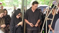 Saya mewakili keluarga besar mengucapkan terimakasih telah mengantarkan mama tercinta kami, Mama Nila Rosita. Atas izin Allah telah mendahului kita dan meninggalkan kami keluarga besarnya, kata Andhika Pratama di TPU Jeruk Purut, Senin (9/12/2024). Foto: Ahsan/detikhot