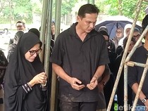 Video: Air Mata Ussy Sulistiawaty Tumpah di Pemakaman Ibunda