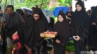 Tabur bunga dari Ussy Sulistiawaty di makam ibundanya ditemani kedua anaknya. Foto: Ahsan/detikhot