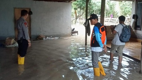 Wakil Bupati Lombok Tengah Muhamad Nursiah saat memantau kondisi banjir di Desa Bangket Parak, Lombok Tengah. (Istimewa)