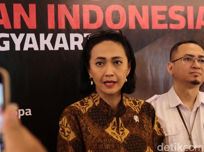 Wakil Menteri Perlindungan Pekerja Migran Indonesia (P2MI) Christina A ryanisaat ditemui usai jadi pembicara di Rakor Pencegahan TPPO di Sheraton Mustika Yogyakarta, Selasa (10/12/2024).