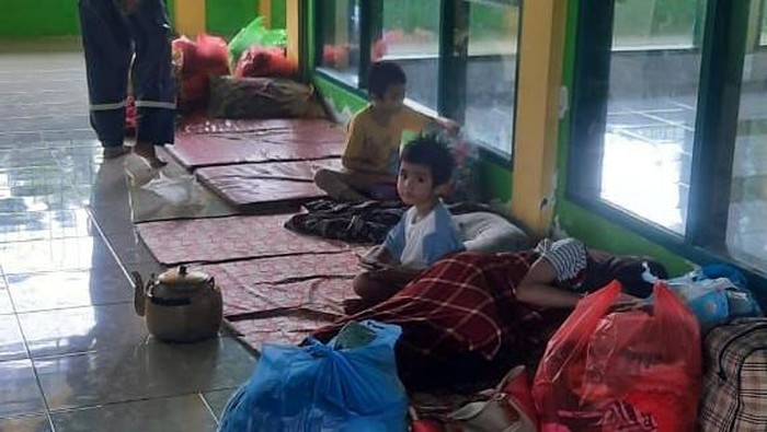 Warga di Kecamatan Manggala, Kota Makassar, mengungsi akibat banjir.