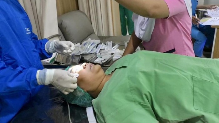 Warga Purwokerto mendapatkan operasi Vitreoretina dengan teknisi TVS secara gratis.