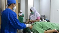Operasi vitreoretina dengan teknik Transconjunctival Sutureless Vitrectomy (TSV) merupakan tindakan bedah modern dengan insisi minimal dengan waktu pemulihan lebih cepat dan tanpa jahitan.  