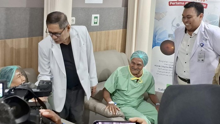 Warga Purwokerto mendapatkan operasi Vitreoretina dengan teknisi TVS secara gratis.