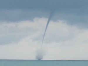 Fenomena Water Spout di Perairan Lamongan Terekam Kamera Nelayan