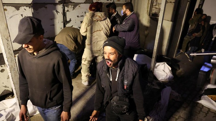 People transport a body, believed to be of a prisoner from Sednaya prison, according to forensic official Zaher al-Taqesh, near the Al Mojtahed hospital, after rebels seized the capital and ousted Syria's Bashar al-Assad, in Damascus, Syria December 10, 2024. REUTERS/Mohamed Azakir