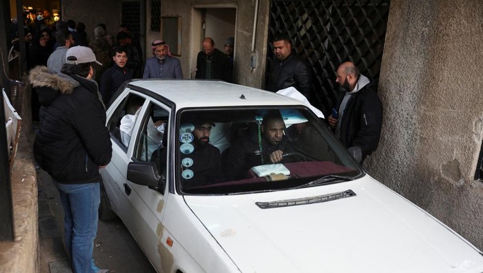 40 Mayat Korban Rezim Assad Ditemukan di RS Dekat Damaskus People transport a body, believed to be of a prisoner from Sednaya prison, according to forensic official Zaher al-Taqesh, near the Al Mojtahed hospital, after rebels seized the capital and ousted Syria's Bashar al-Assad, in Damascus, Syria December 10, 2024. REUTERS/Mohamed Azakir