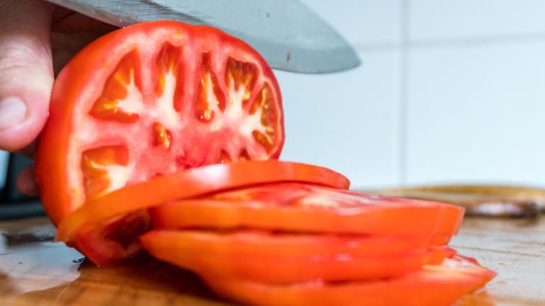 7 Fakta Tomat yang Keliru, Tergolong Sayuran dan Disimpan di Kulkas